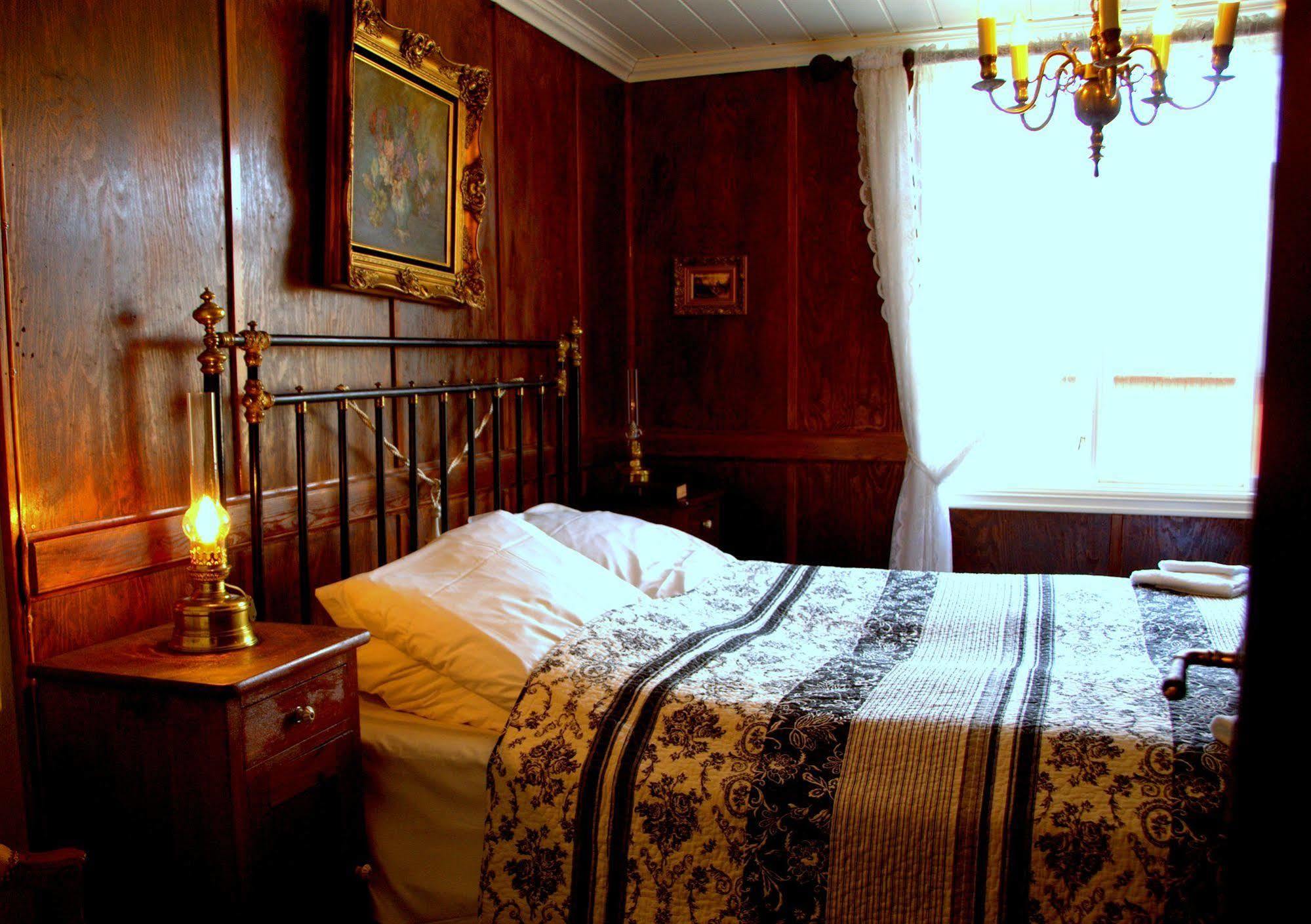 Paulsens Hotel Lyngdal Bagian luar foto